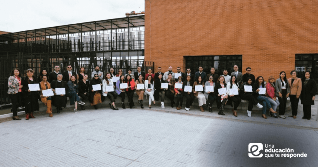 Imagen de los directivos de distintos colegios de Bogotá que fueron acreditados