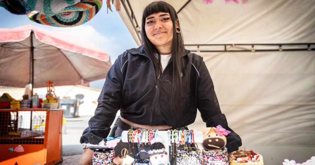 Imagen de mujer vendiendo en feria de la Secretaría Distrital de la Mujer