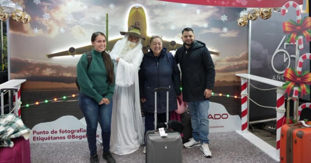 Foto de una familia de turistas en el Aeropuerto Internacional El Dorado de Bogotá.