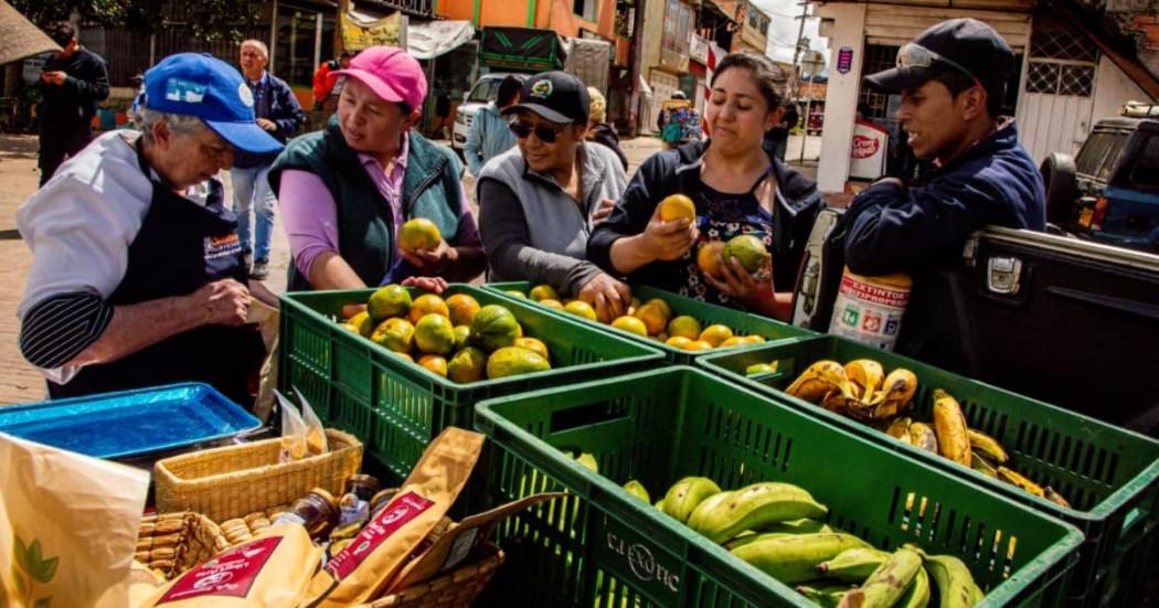 Foto de mujeres vendedoras de frutas en espacio público en Bogotá.