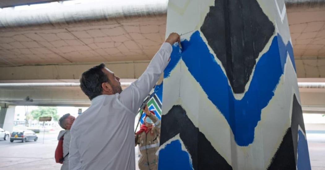 Foto del alcalde Carlos Fernando Galán embelleciendo con pintura el espacio público del bajo puente de la avenida Boyacá con calle 26.