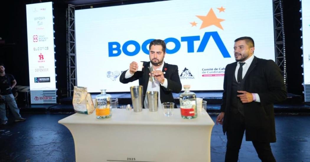 Foto del lanzamiento 'Conexión Bogotá Experiencias de Café' con baristas haciendo mezclas de café.