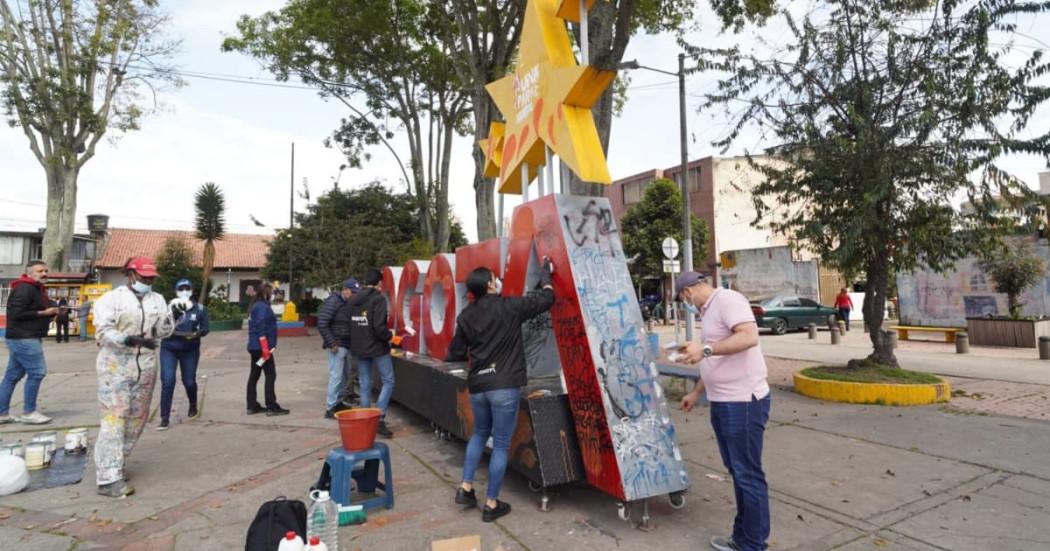 Foto de la jornada de recuperación gigantografías de marca de ciudad durante el Día del Voluntariado.