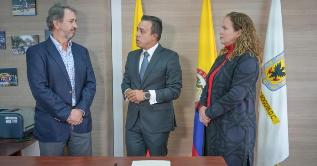Foto de la firma del acuerdo entre Bogotá y Corporación Financiera Internacional para financiamiento de proyectos de movilidad.