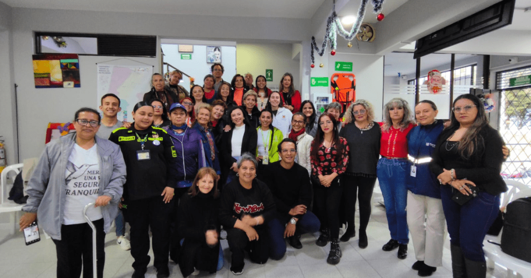 Foto de un grupo de mujeres que participa en un taller.
