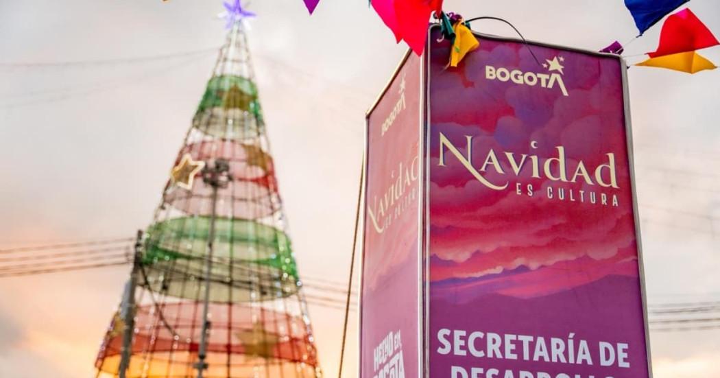 Foto de una de las ferias de 'Hecho en Bogotá' con exhibiciones de emprendimientos y productos locales.