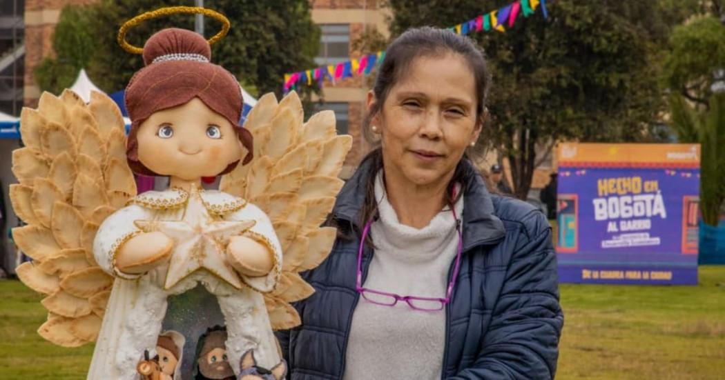 Foto de una de las mujeres emprendedoras junto a elementos decorativos de Navidad en una de las feria de 'Hecho en Bogotá'