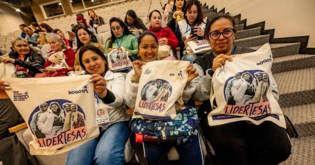 Foto de mujeres participantes del programa 'LiderTesas' que ofrece alternativas y oportunidades a emprendedoras en Bogotá.