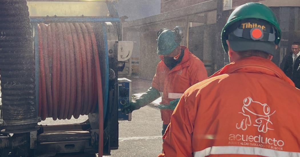 Foto que muestra trabajadores del Acueducto de Bogotá