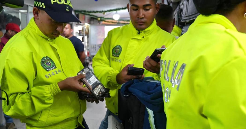 Foto de uniformados de la Policía, incautando celulares reportados como hurtados.