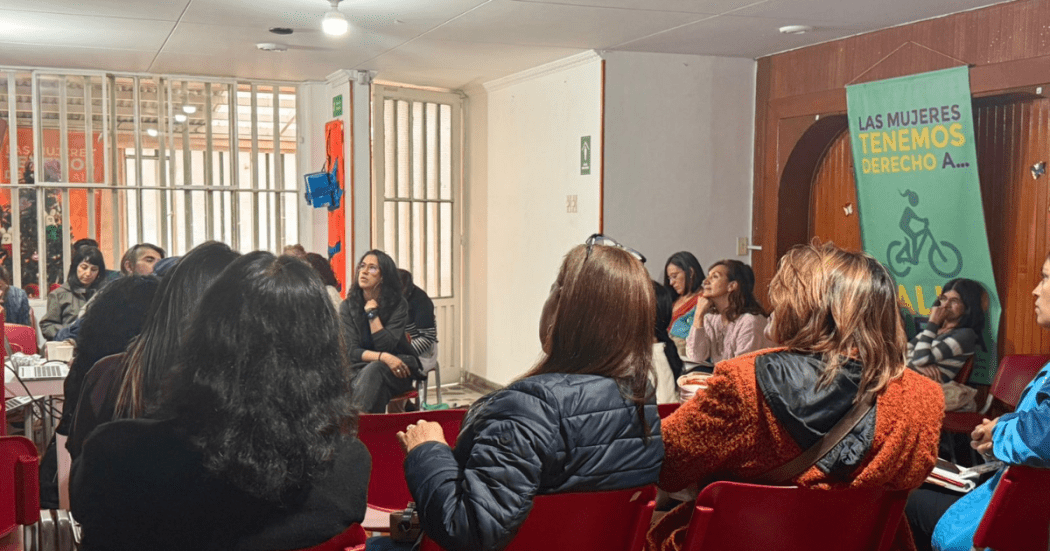 Foto de un grupo de mujeres que participa en un taller. 