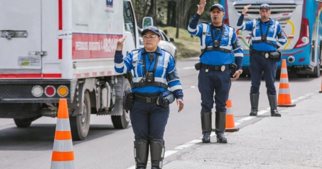 Foto de Agentes Civiles de Tránsito de Bogotá realizando acciones de control de tránsito y movilidad.