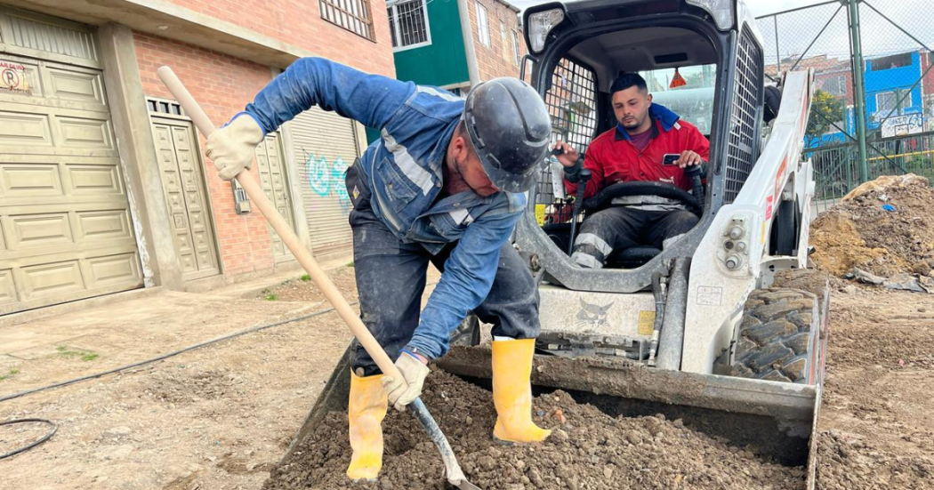 Foto de funcionarios del Distito en obras de a localidad de Usme
