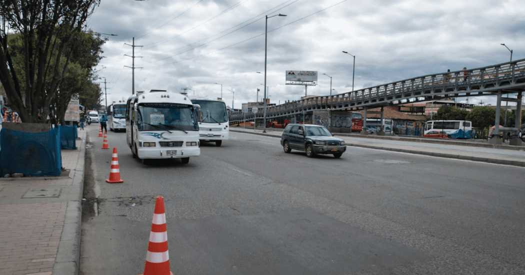 Foto que muestra vehículos andando por las calles