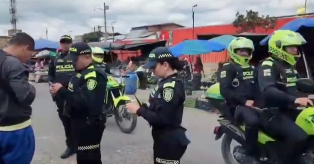Fotos de uniformados de la Policía en calles y otros espacios de Bogotá en patrullajes.