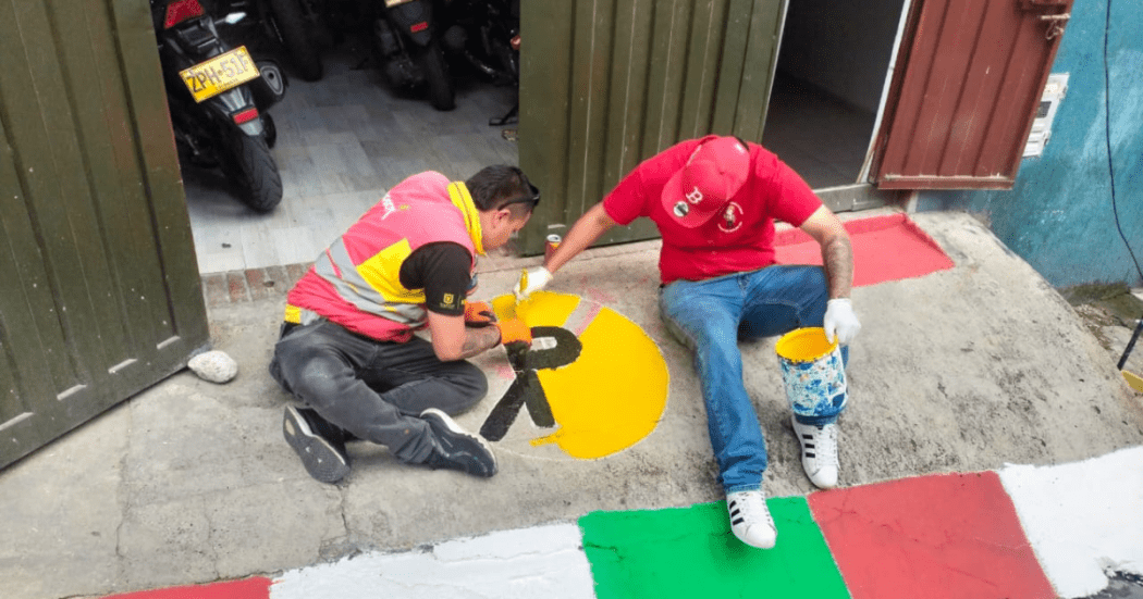 Foto de funcionarios del Distito en jornada de embellecimiento 