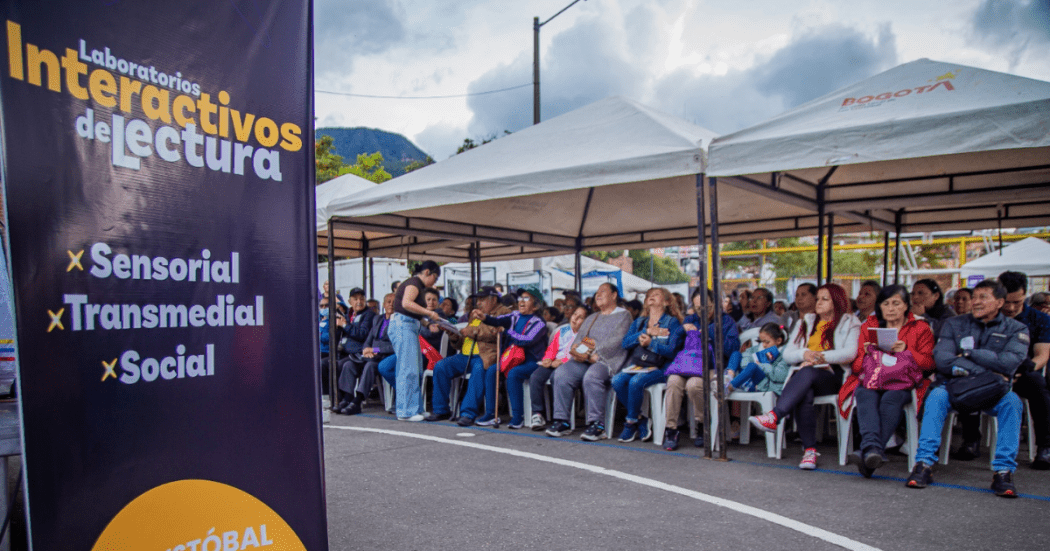 Foto de un grupo de ciudadanos en un taller de lectura