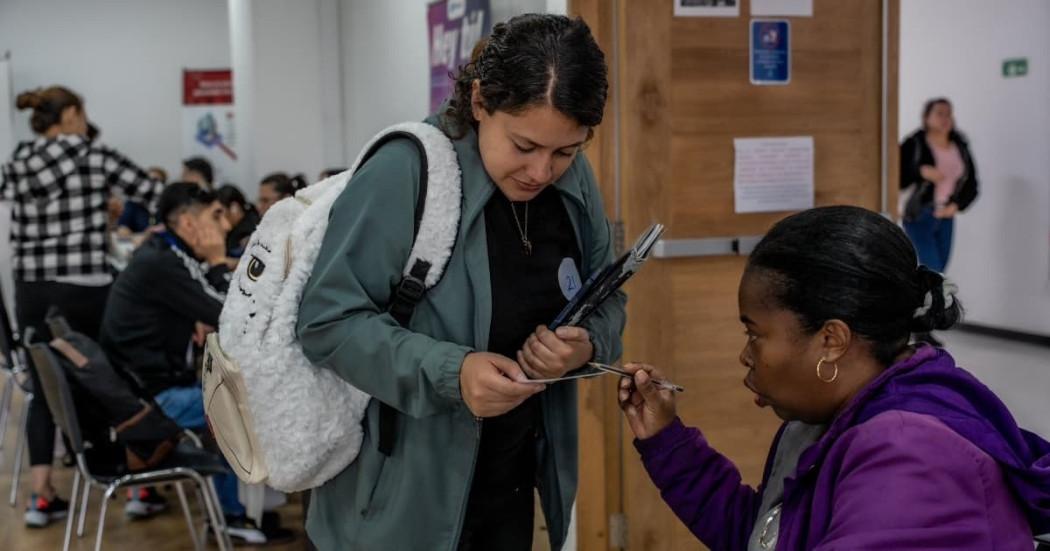 Foto de una mujer accediendo a servicios de la Agencia Distrital de Empleo de Bogotá.