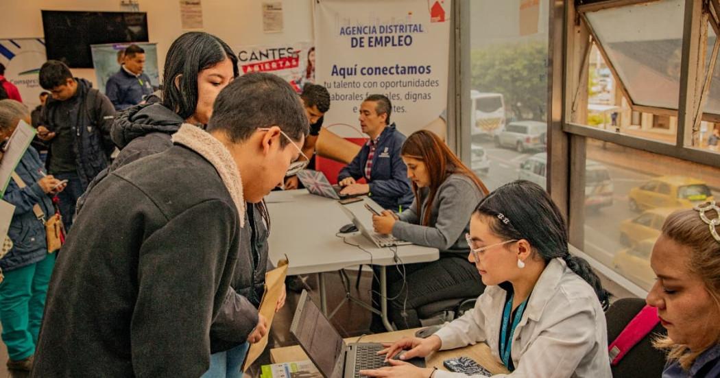 Hombres y mujeres en una de las ferias de empleo de 'Talento Capital' y la imagen de la Megaferia de Empleo.