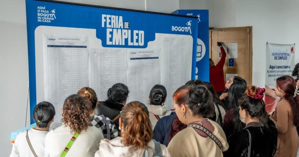 Foto de bogotanos y bogotanas accediendo a servicios de la Agencia Distrital de Empleo.