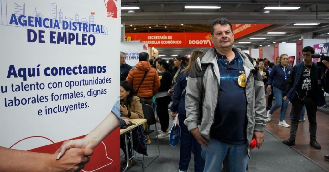 Foto de un bogotano accediendo a una de las ferias de empleo de la Agencia Distrital de Empleo de Bogotá