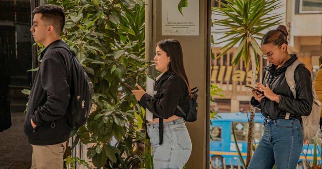 Foto de bogotanos y bogotanas accediendo a servicios de la Agencia Distrital de Empleo.