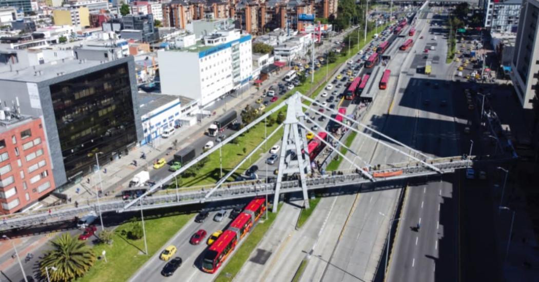 Bus de TransMilenio en una vía de Bogotá