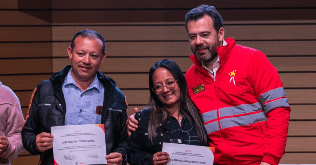 Imagen del alcalde Galán con dos gestores territoriales