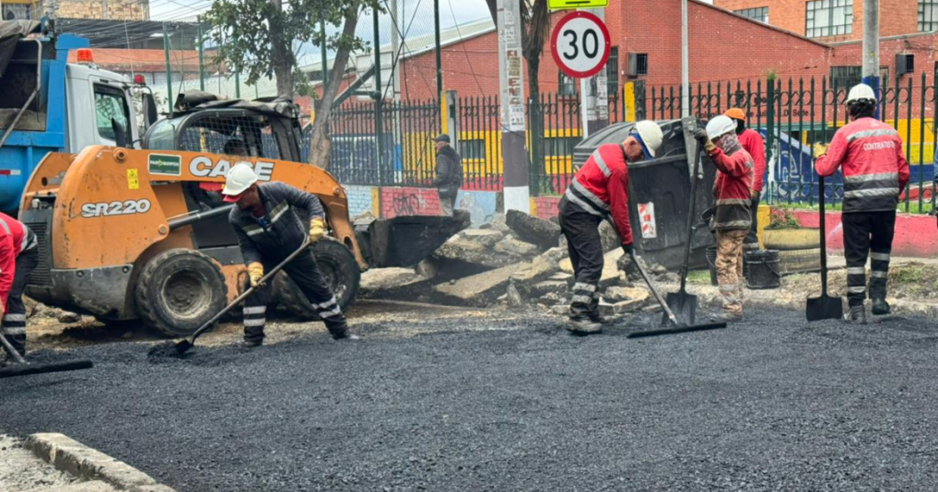 Imagen de obreros pavimentando la vía