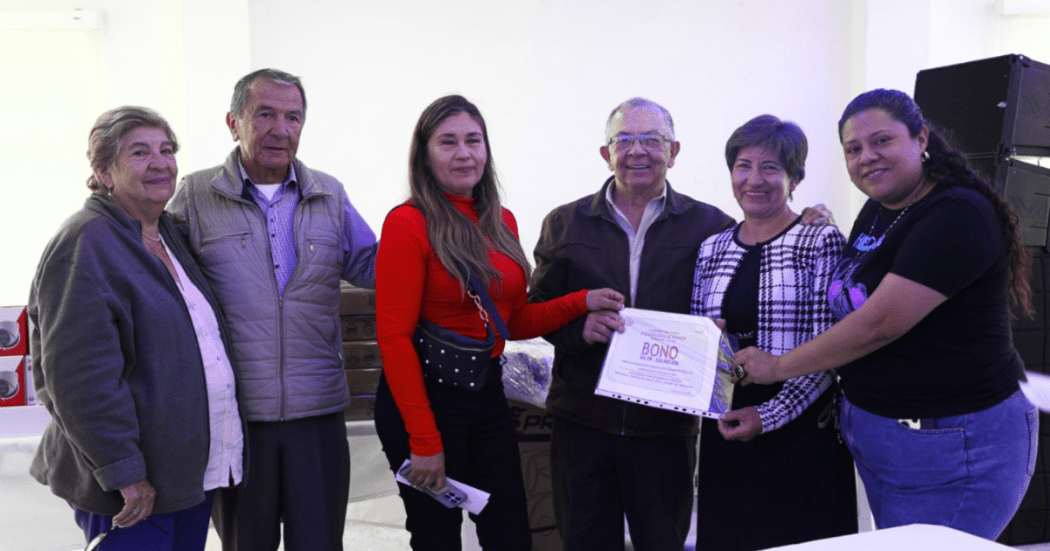 Imagen de personas mayores mostrando un certificado