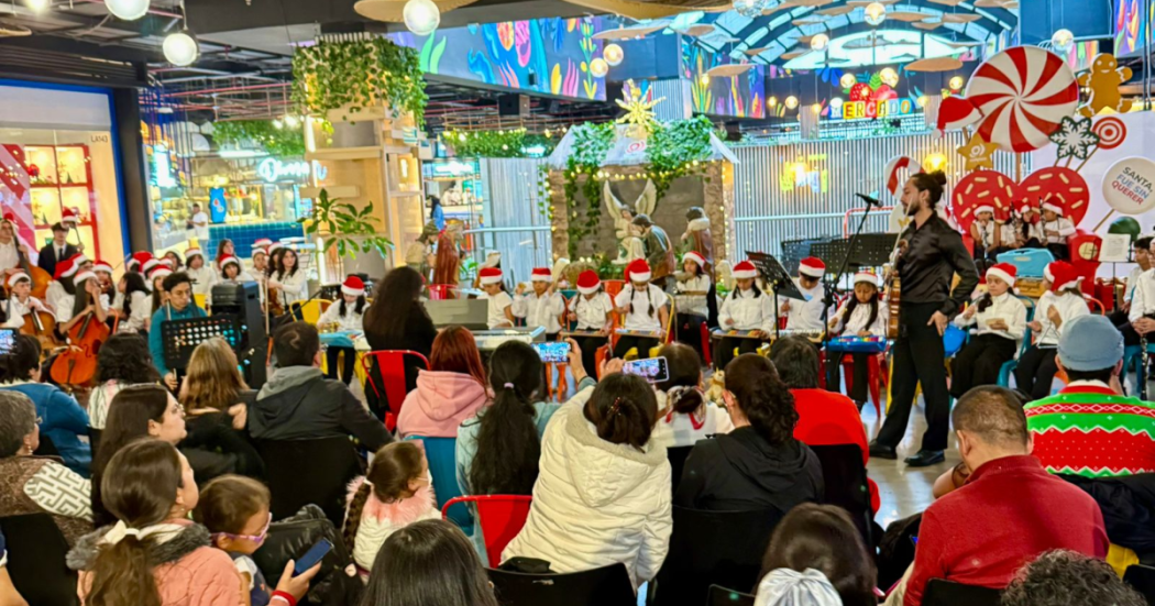 Imagen de un evento de Navidad con niños y niñas músicos