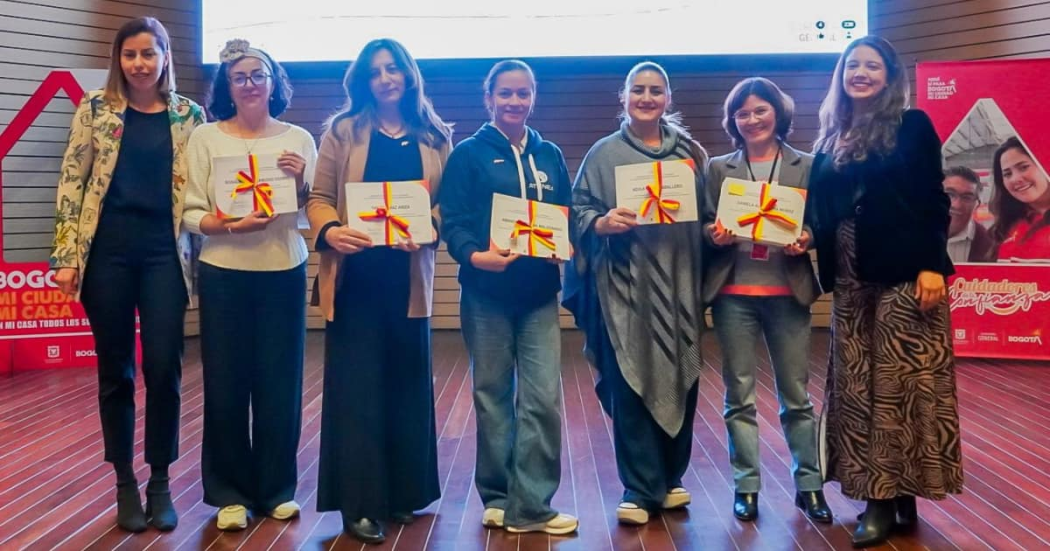 personas con sus certificados de estudio en lenguaje claro