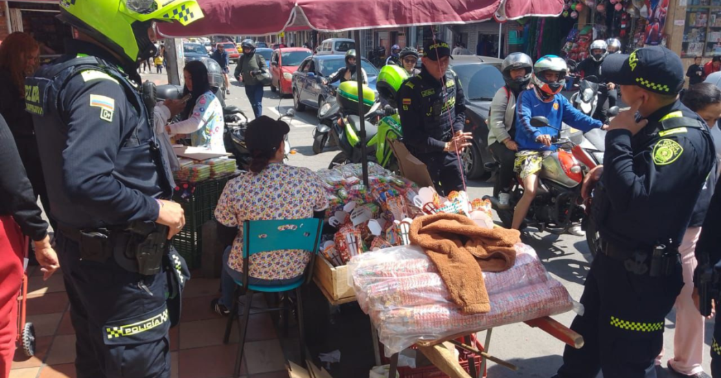 Imagen de algunos policías hablando con comerciantes