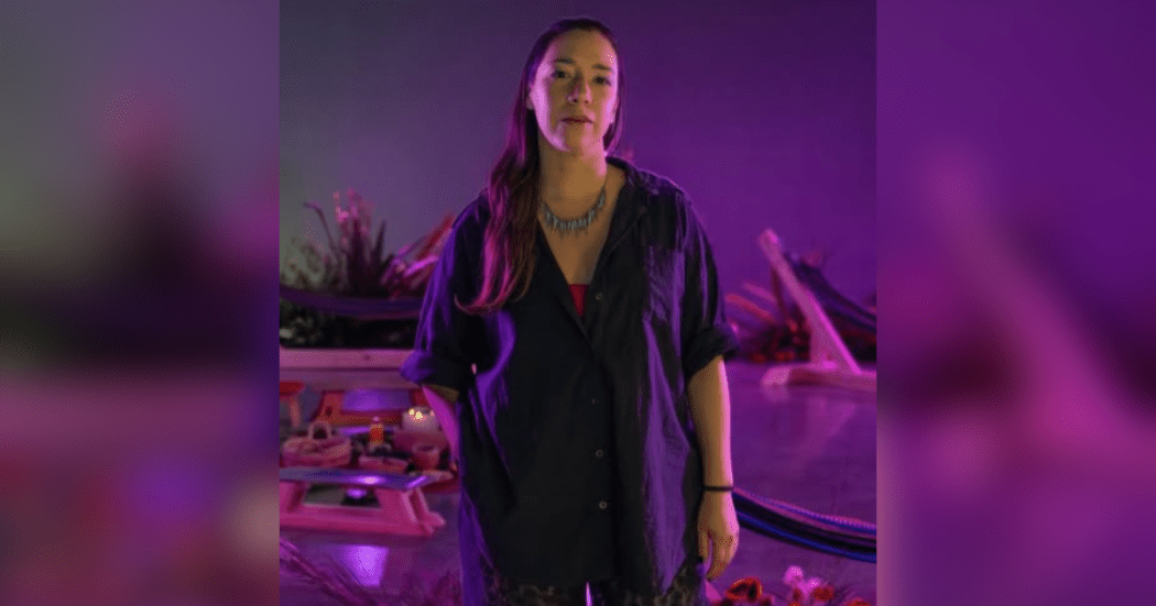 Imagen de la artista Angélica Teuta ganadora del Premio Luis Caballero 2025