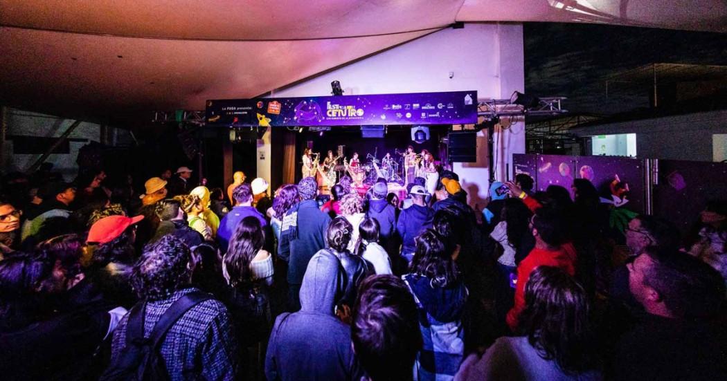 Foto que muestra personas reunidas en un espacio cerrado