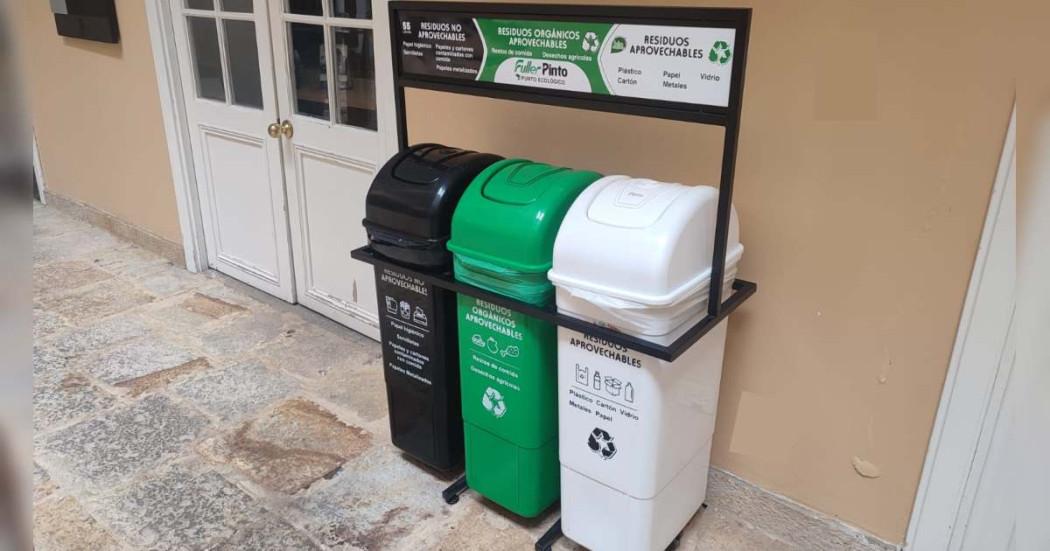 Foto que muestra canecas de plástico para basura