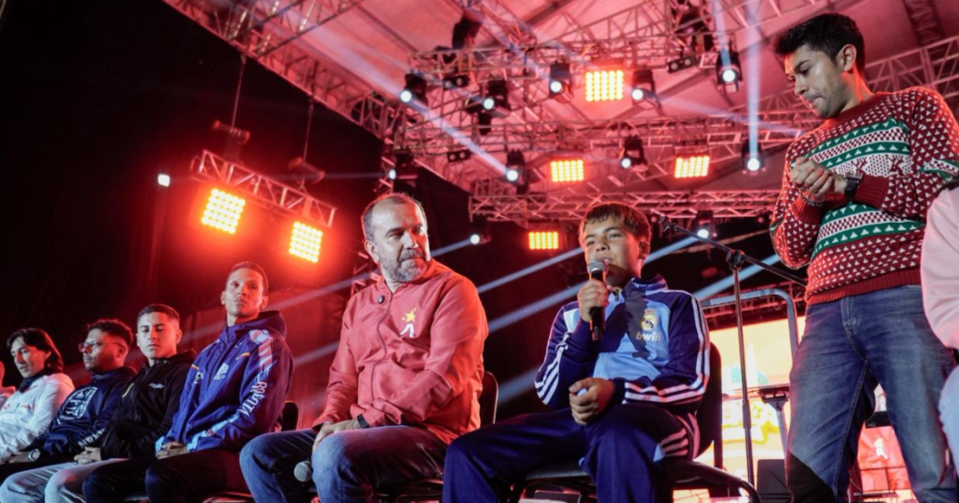 Imagen panorámica de funcionarios y deportistas