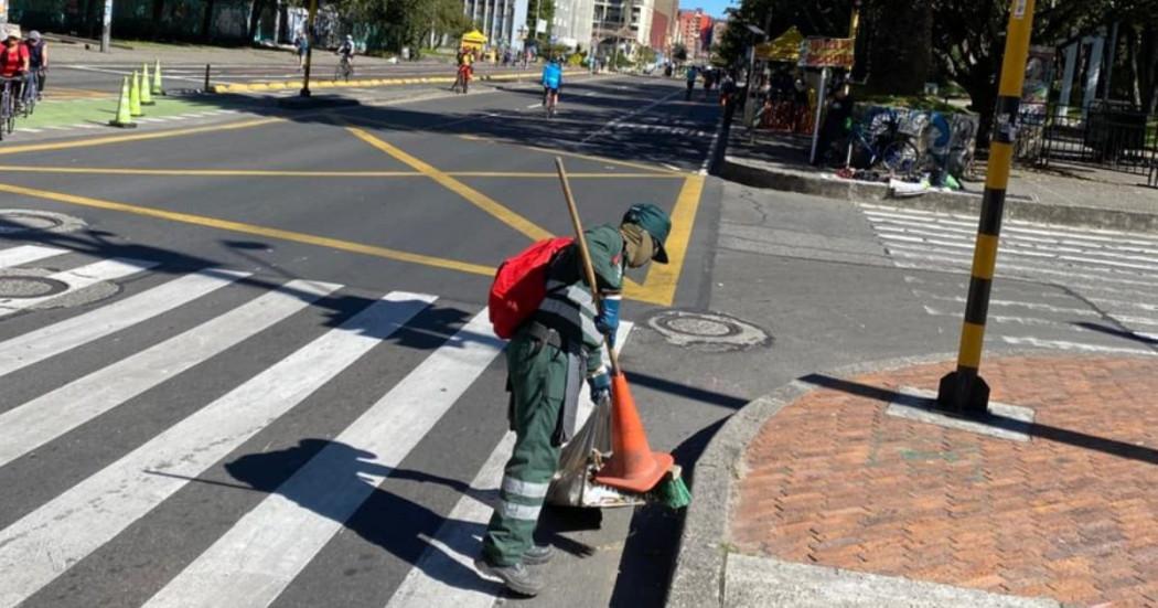 Foto de una persona haciendo aseo una vía de Bogotá