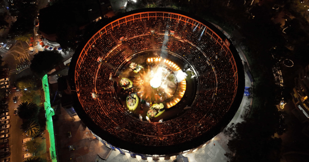 Imagen panorámica nocturna de la Plaza Cultural La Santamaría de Bogotá