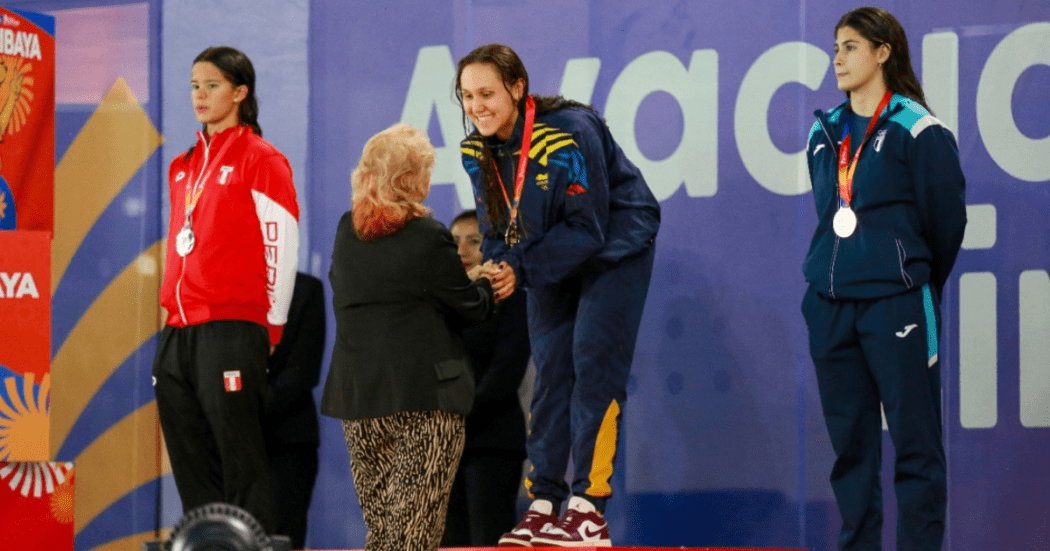 Imagen de deportistas recibiendo las medallas en el podio