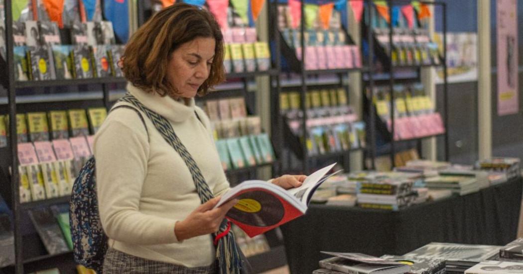 Imagen de ciudadana leyendo el Bogotálogo en la Feria del Libro IDPC