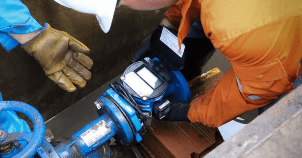 Imagen de un técnico revisando un medidor de alcantarillado.