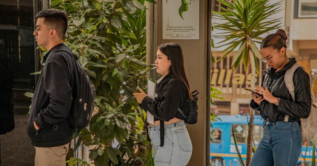 Personas haciendo fila en una feria laboral