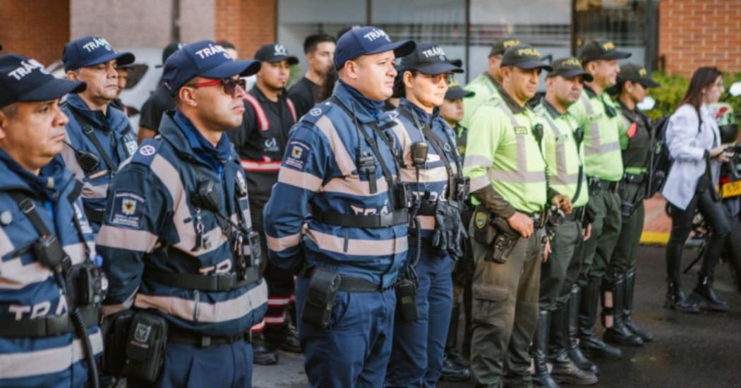 Foto de agentes de tránsito y policías