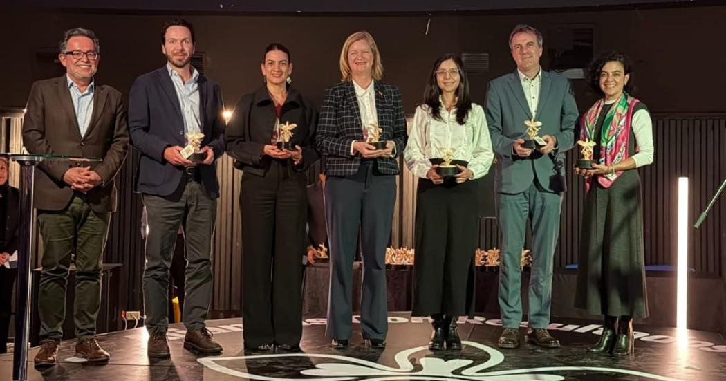 Foto de participantes de premio nacional Alianzas Innovadoras - Modelo APC Colombia Interuniversitario
