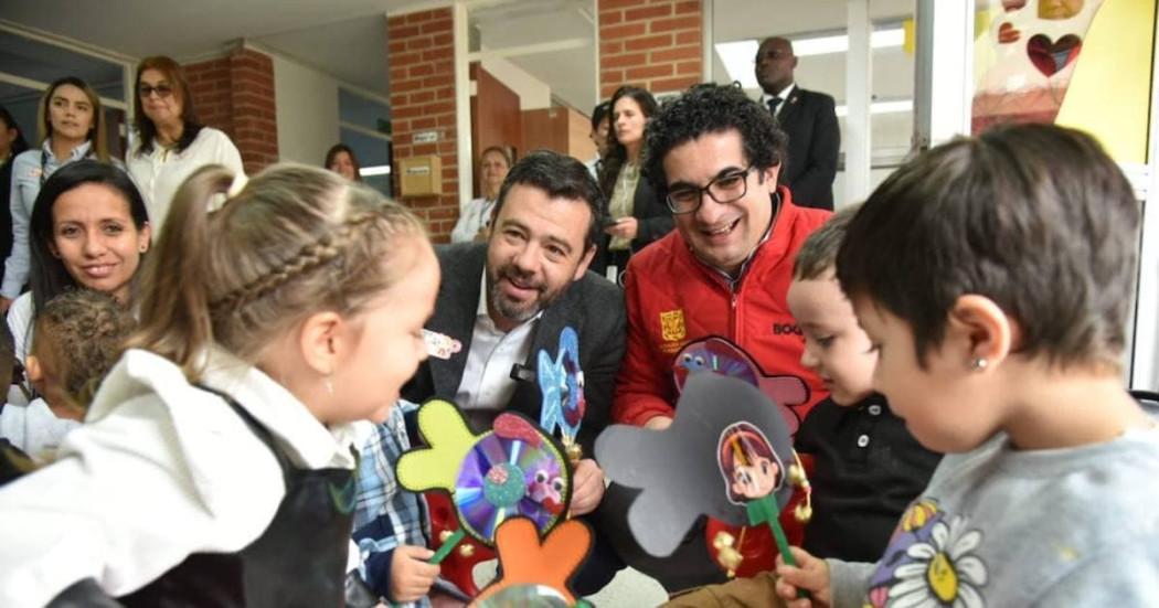 Foto del alcalde Carlos Galán rodeado de niños