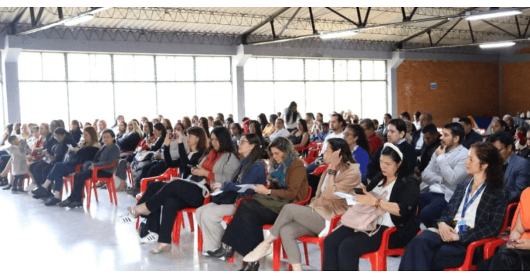 Grupo de mujeres en evento en la Red CADE