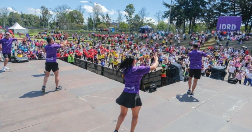 Imagen de instructores en actividad física con la ciudadanía