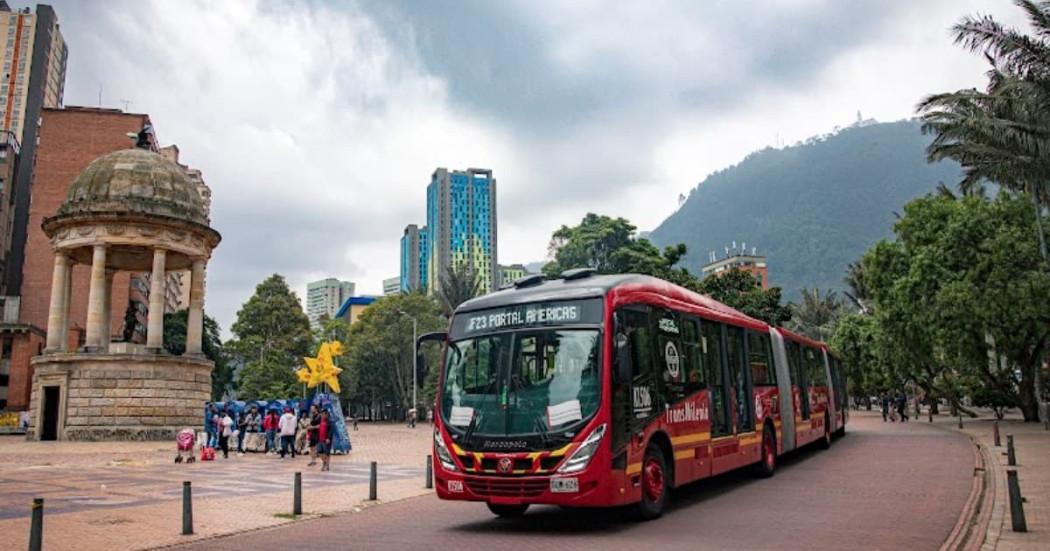 Foto de un bus de TransMilenio en una vía de Bogotá