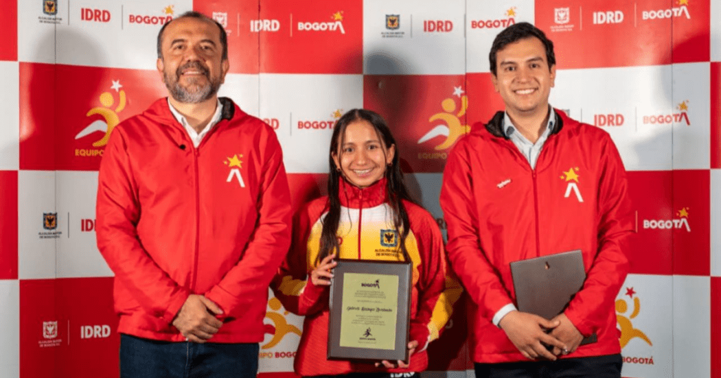 Imagen del Director del IDRD entregando reconocimiento a deportistas